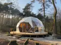 Domek w lesie, czyli glamping co to? Luksusowy nocleg w namiocie geodezyjnym na drewnianym tarasie.