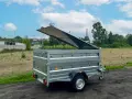 Przyczepa z podniesioną klapą, idealna do transportu, nawet gdy dmc przyczepy większe niż w dowodzie.
