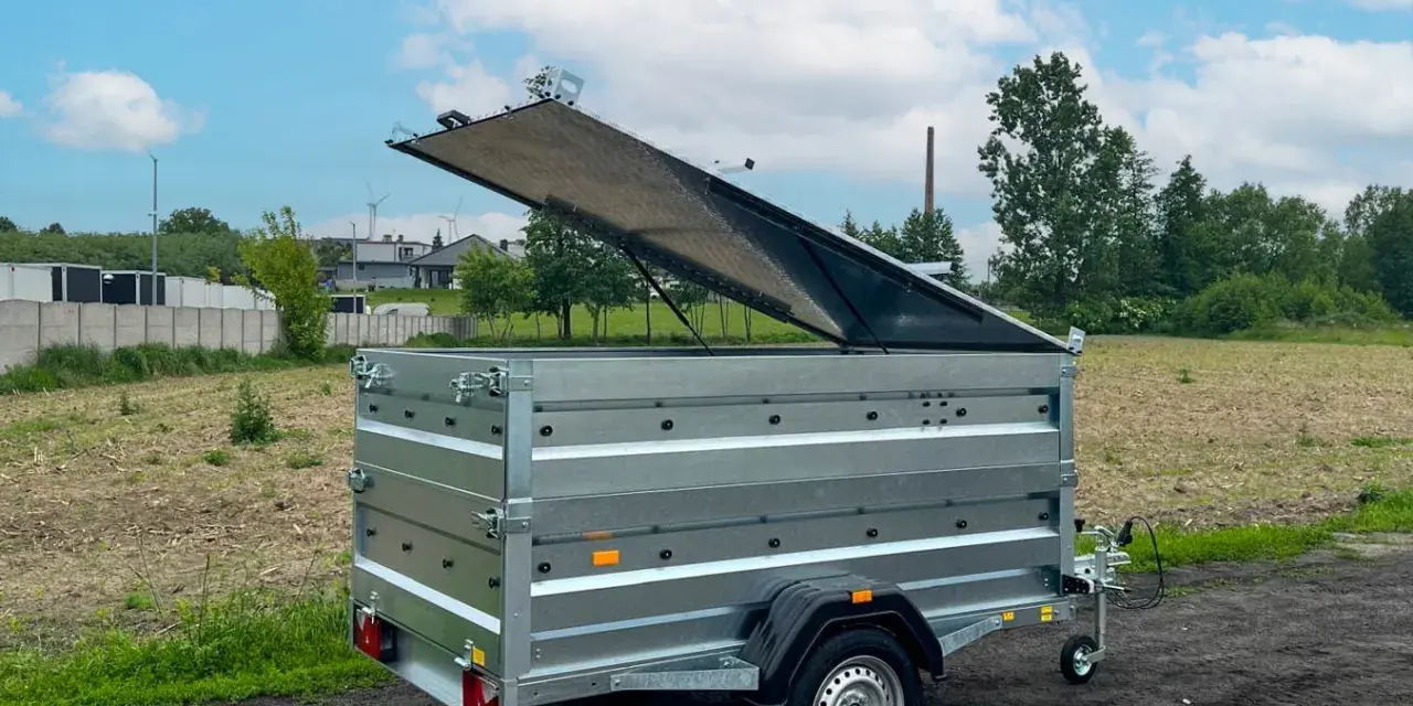 Przyczepa z podniesioną klapą, idealna do transportu, nawet gdy dmc przyczepy większe niż w dowodzie.