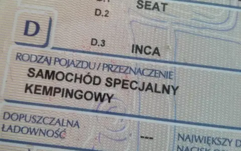 Dowód rejestracyjny z wpisem "SAMOCHÓD SPECJALNY KEMPINGOWY". To klucz do wiedzy, jak nie płacić akcyzy za kampera.