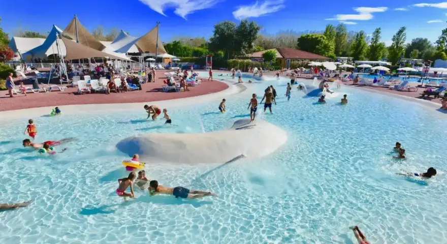 Dzieci bawią się w wodzie w Barricata Holiday Village. Słoneczny dzień, błękitne niebo i mnóstwo radości.