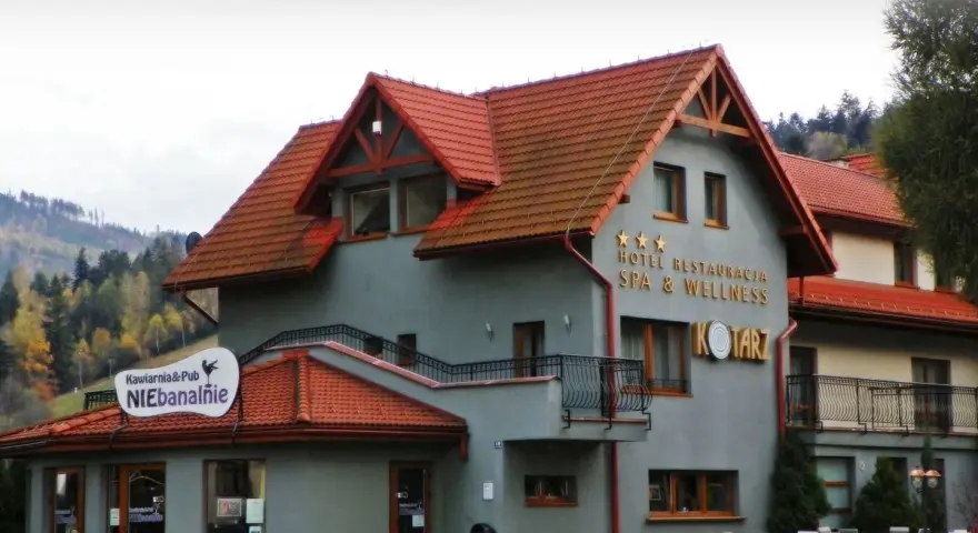 Hotel Kotarz, zlokalizowany w malowniczej okolicy, oferuje noclegi, restaurację i SPA. Obok znajduje się kawiarnia NIEbanalnie.
