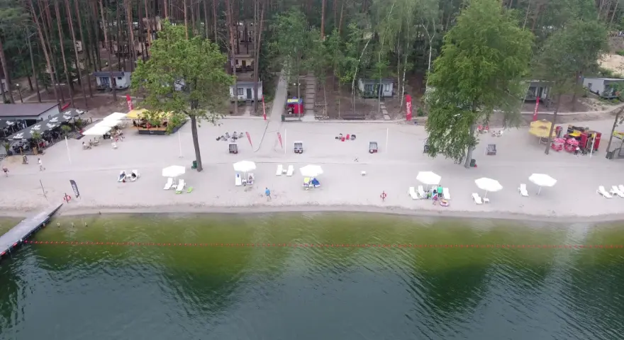 Plaża z domkami i barem nad jeziorem, idealne miejsce na magic camping Lubniewice.