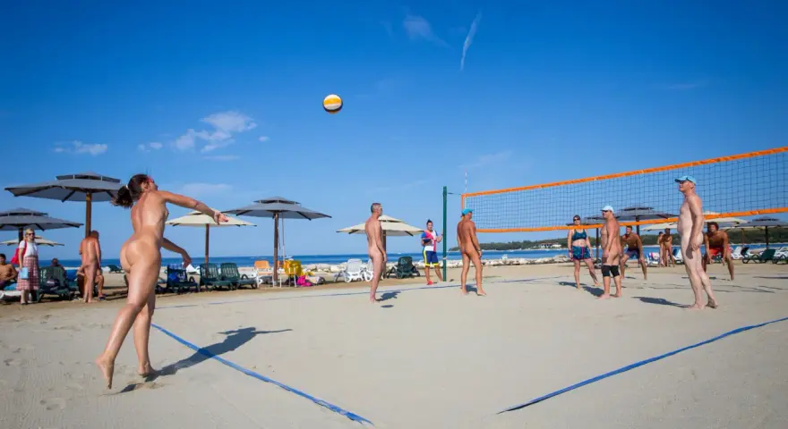 Gra w siatkówkę na plaży w Valalta naturist camp. Słońce, piasek i sportowa rywalizacja w wolności.