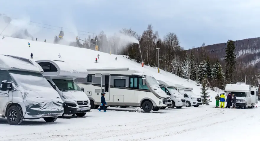 Kampery na śniegu, narciarze na stoku, armatki śnieżne i kolejka linowa. Idealne miejsce na zimowy camping w Szczyrku.