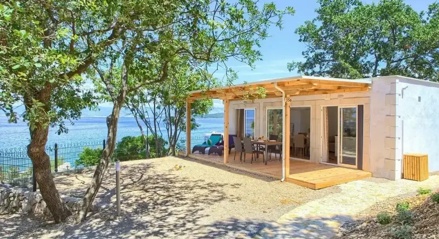 Domek letniskowy z tarasem i widokiem na morze. Idealne miejsce na wakacje w stylu camping Glavotok.
