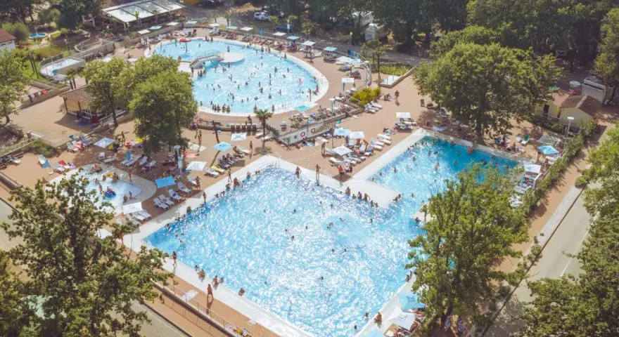 Widok z lotu ptaka na baseny i leżaki na terenie Bijela Uvala Camping.