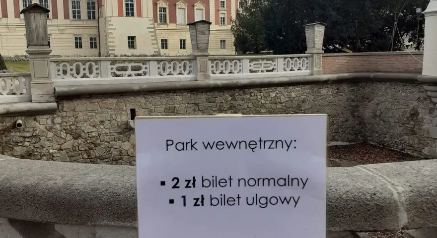 Pałac w Łącku zaprasza na zwiedzanie! Tablica informuje o cenach biletów do parku wewnętrznego: 2 zł normalny, 1 zł ulgowy.
