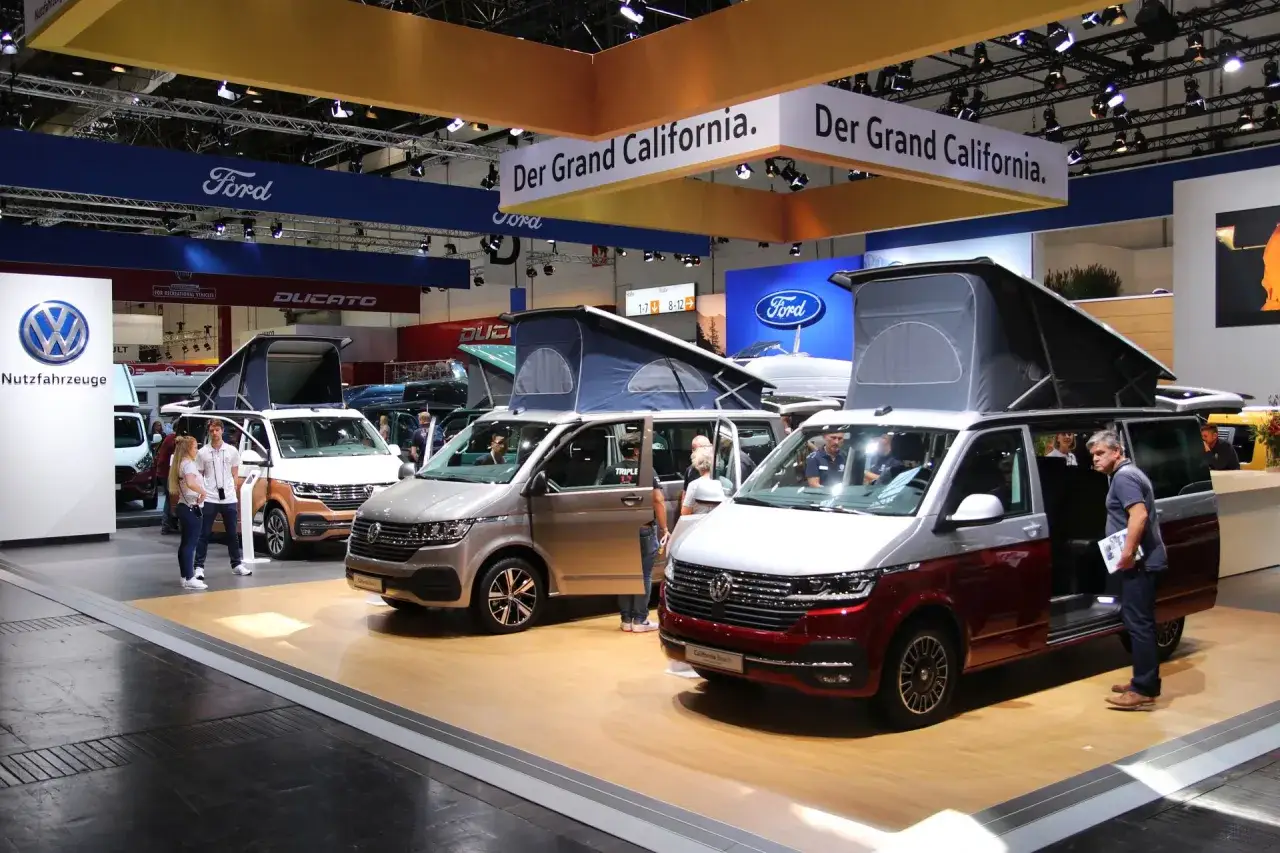 Na targach kamperów prezentowane są kampervany Volkswagen California.