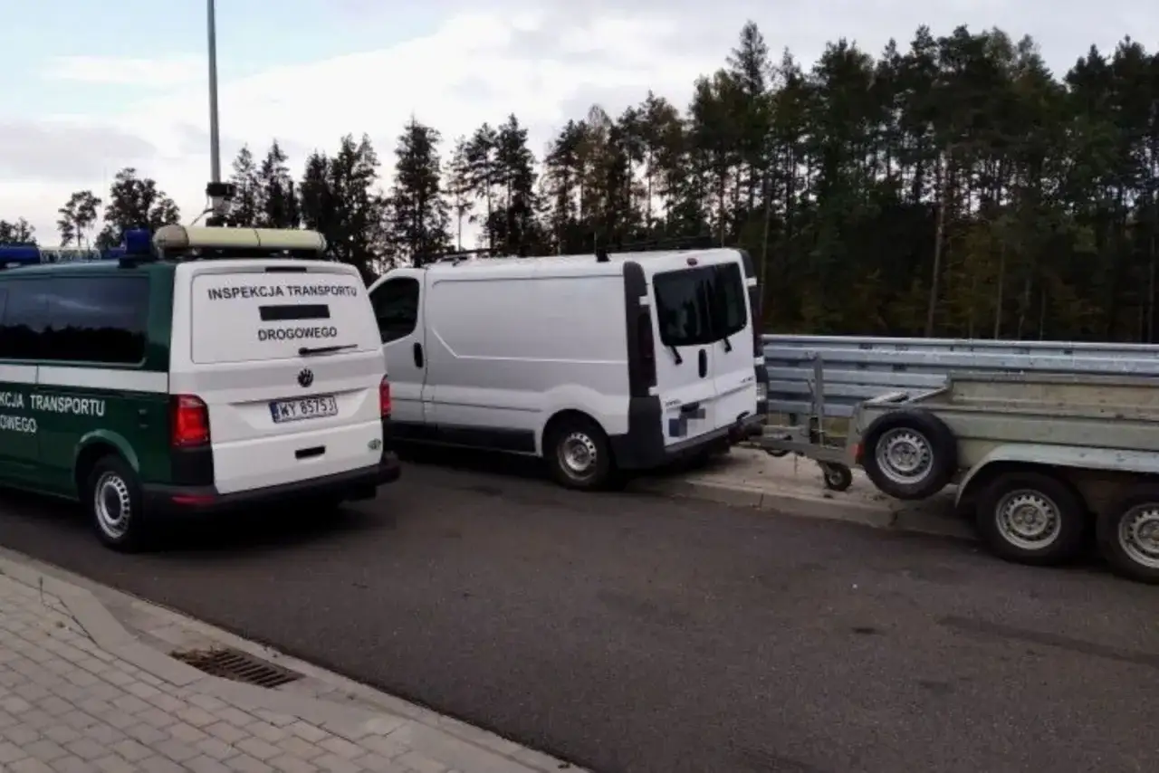 Inspekcja Transportu Drogowego zatrzymała pojazd z przyczepą, która mogła być większa niż w dowodzie.