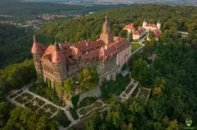 Zamek Książ otoczony zielenią, z pięknymi ogrodami i widokiem na okoliczne góry. To wspaniałe miejsce, by odkrywać atrakcje Gór Sowich.