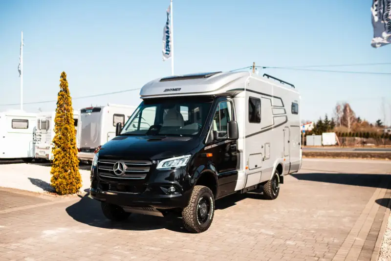 Czarny Mercedes Hymer, kamper gotowy na przygody.