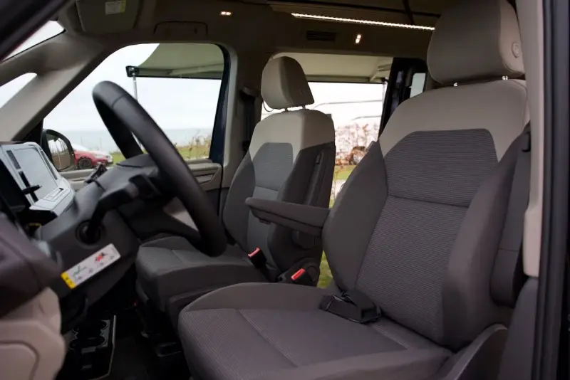 Wygodne fotele i kierownica w vw california wnętrze. Gotowi na podróż?