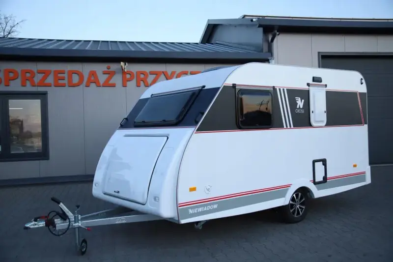 Niewiadów N Cross Max, nowoczesna przyczepa kempingowa z charakterystycznym designem, gotowa na przygody.