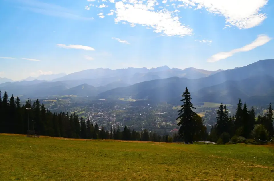 Widok na Zakopane z górskiej łąki. Idealne miejsce na odkrywanie tras rowerowych.